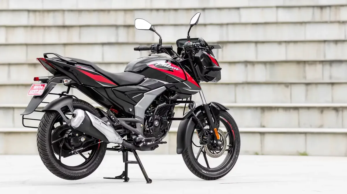 Bajaj Pulsar 125 rear three-quarter view