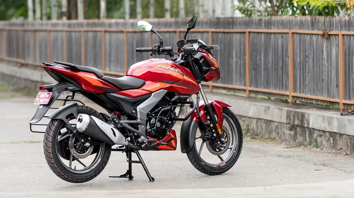 Bajaj Pulsar 150 rear three-quarter view