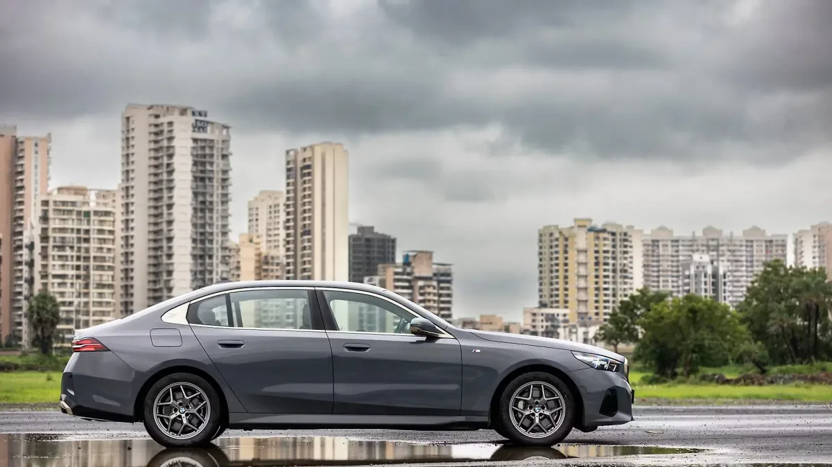 BMW 5 Series side view
