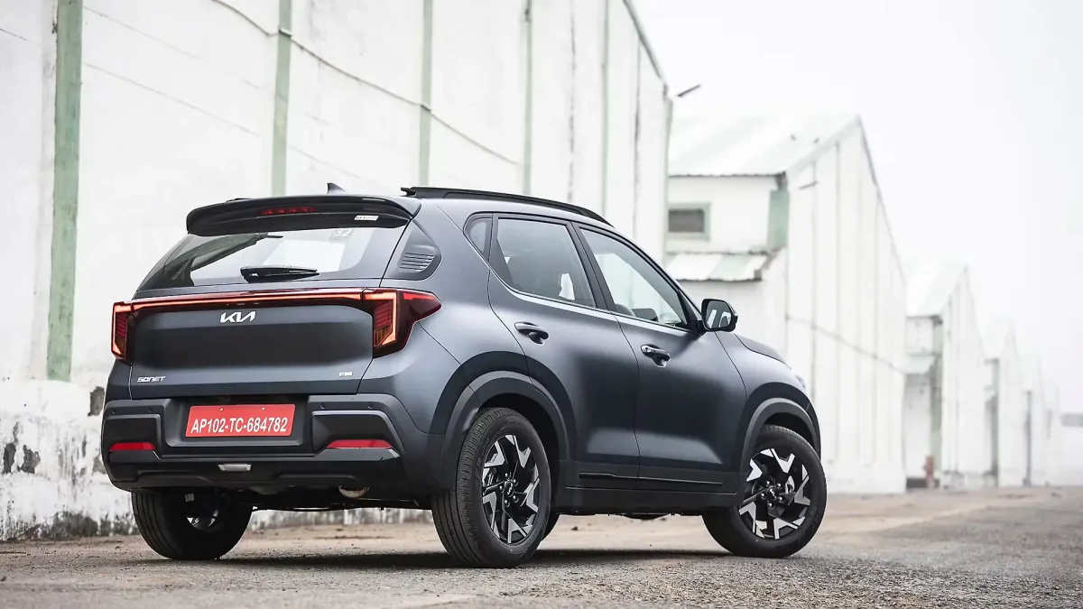 Kia Kia Sonet rear three-quarter view