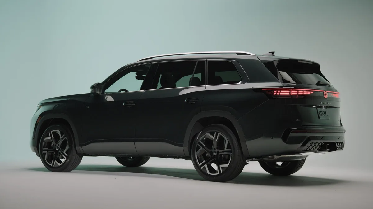 Volkswagen Atlas SEL Premium R-Line, rear three-quarter view